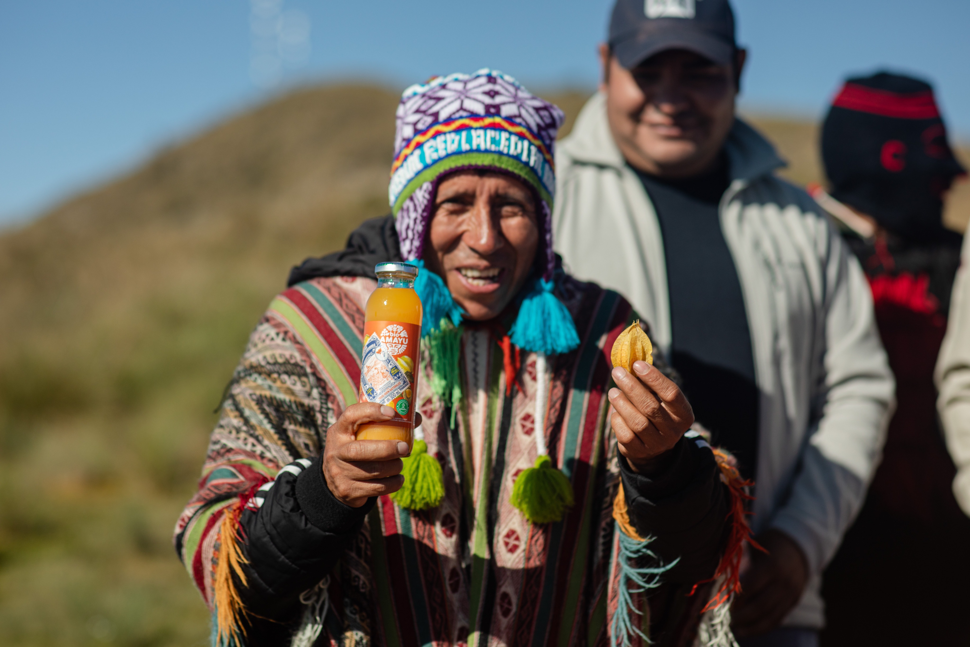 Consumidora sostiene un producto de AJE