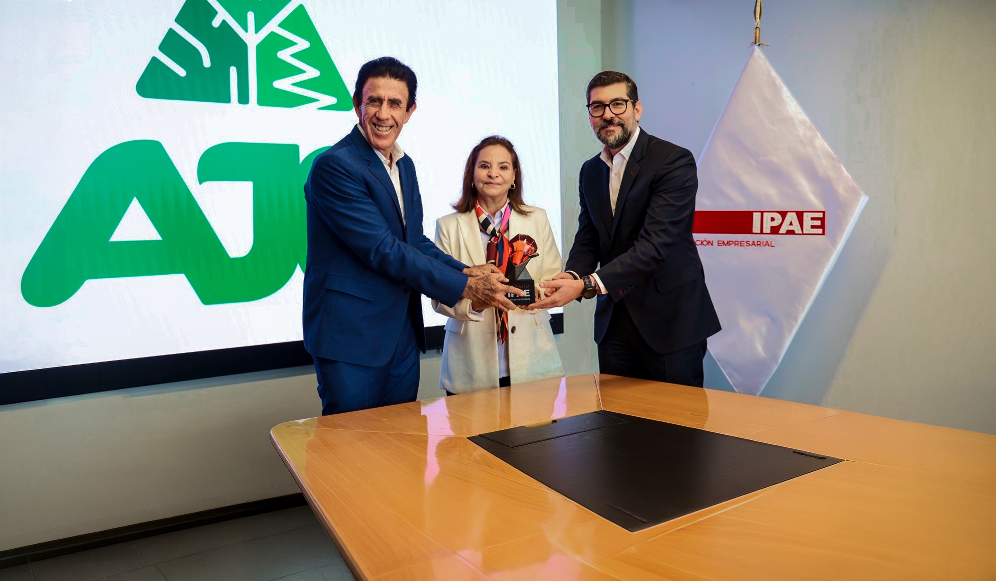 Equipo de AJE reunido en su oficina